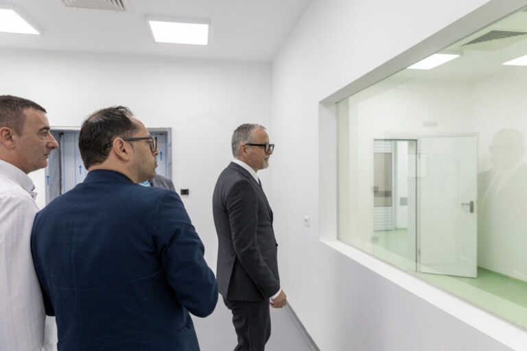 Ministri Vitia viziton Spitalin e Përgjithshëm të Prizrenit, premton rezonanca magnetike dhe investime të shumta