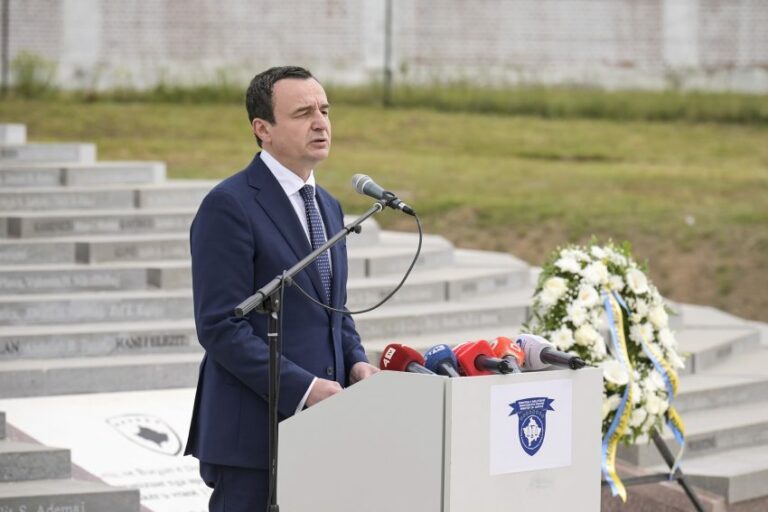 24-vjetori i masakrës në Burgun e Dubravës – Kurti: Kosova nuk harron, as nuk fal asnjë krim të luftës