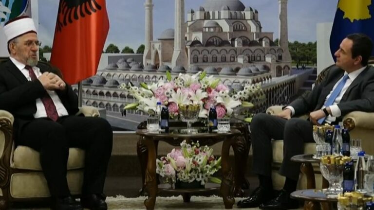 Kurti viziton BIK-un për festën e Kurban Bajramit, gjatë ditës pritet t’i takojë edhe policët e liruar