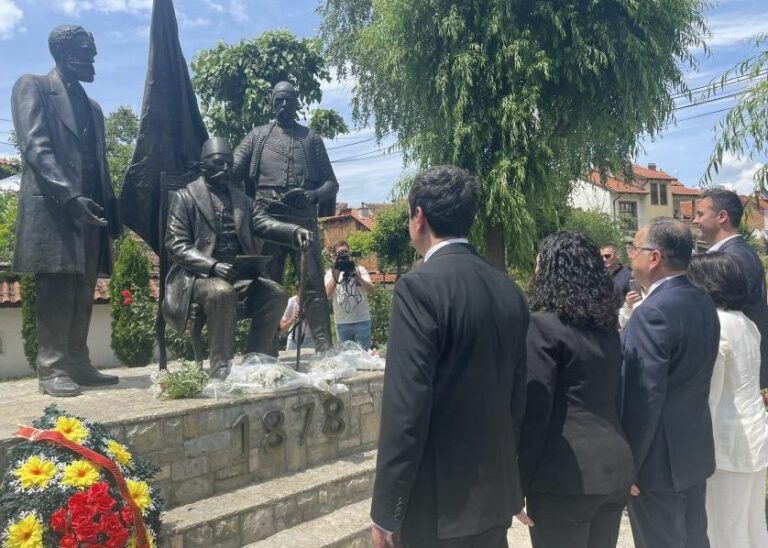 Krerët e shtetit së bashku me Begajn bëjnë homazhe te Lidhja e Prizrenit