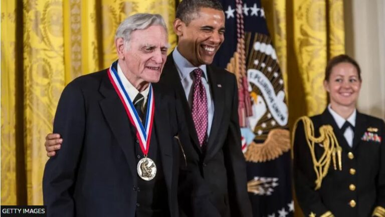 Vdes në moshën 100-vjeçare, nobelisti më i vjetër në botë