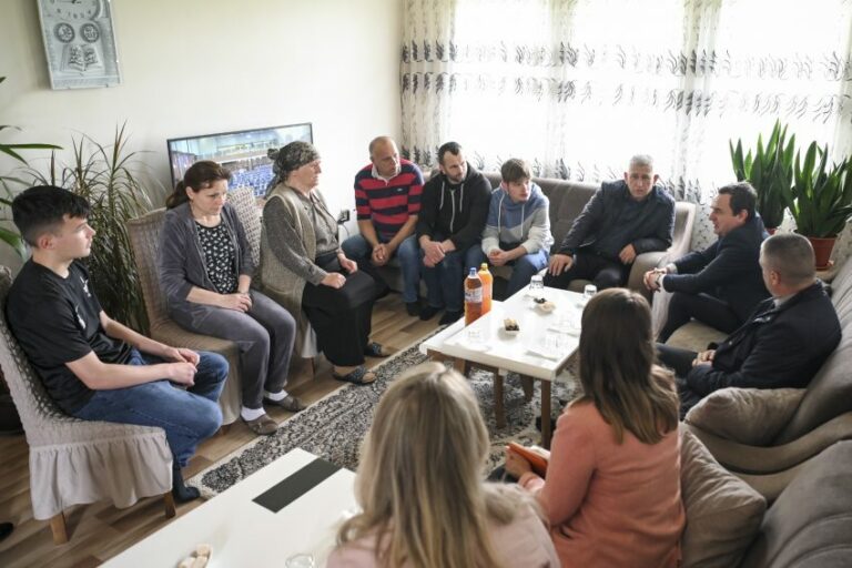 Kurti në shtëpitë e policëve të rrëmbyer: Po përpiqemi të marrim informacione për gjendjen e tyre