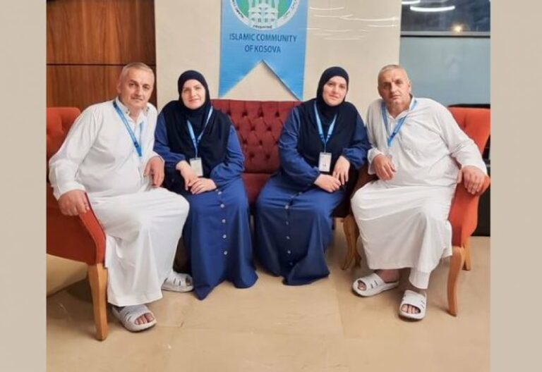 Binjakët 57-vjeçar nga Dragashi shkojnë në haxh së bashku me bashkëshortet e tyre binjake