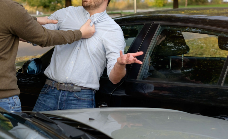 Sherr për parking në Prizren, një 22-vjeçar dërgohet në spital – i dyshuari në arrati