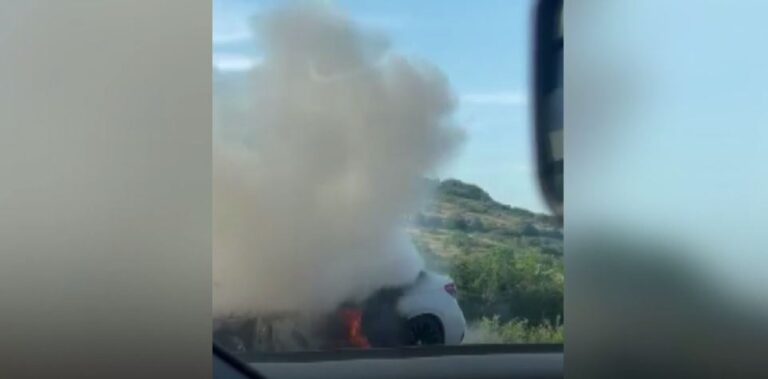 X6-shi përfshihet nga zjarri në rrugën Prizren-Suharekë (VIDEO)