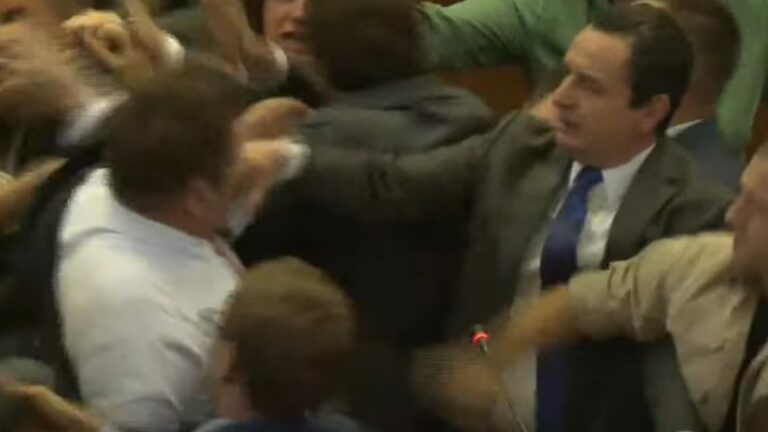 Përleshje fizike në Kuvend