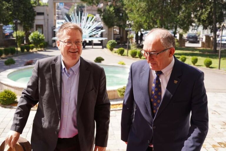 Totaj pret në takim ambasadorin britanik Abbott, bisedojnë për sfidat e qeverisjes lokale