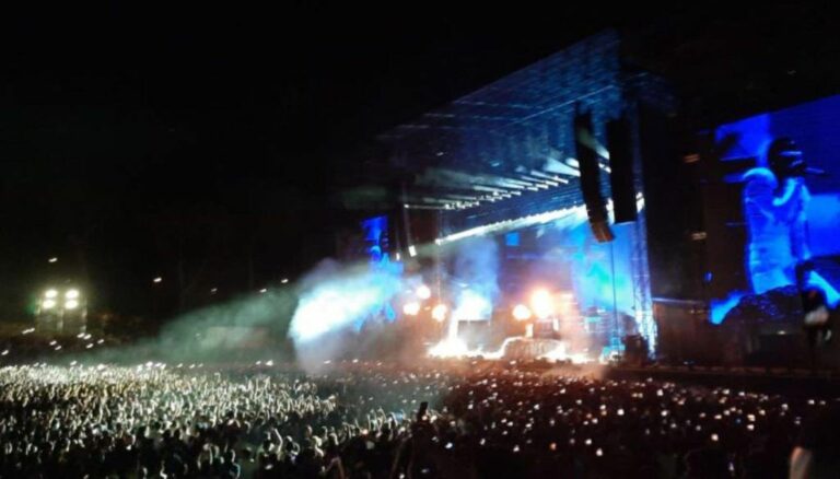 Nga numri i madh i pjesëmarrësve në koncert shkaktohet ‘tërmet’, 60 njerëz të lënduar