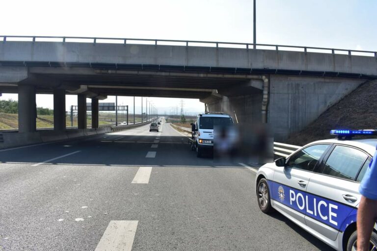 Voziti në kahje të kundërt të autostradës, merr gjobë 300 euro dhe i ndalohet drejtimi i mjetit për një vit