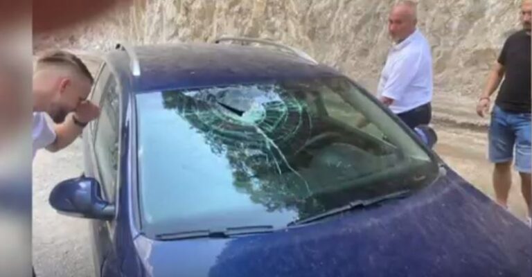 Një gur i madh i bie në veturë, shpëton shoferi në rrugën Prevallë-Prizren