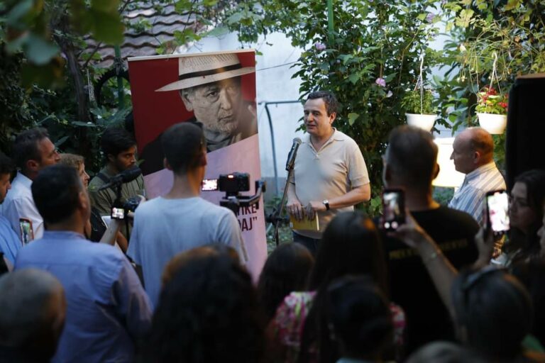 Kurti viziton ‘Hardh Fest’, merr pjesë në orën poetike për Xhevdet Bajrën