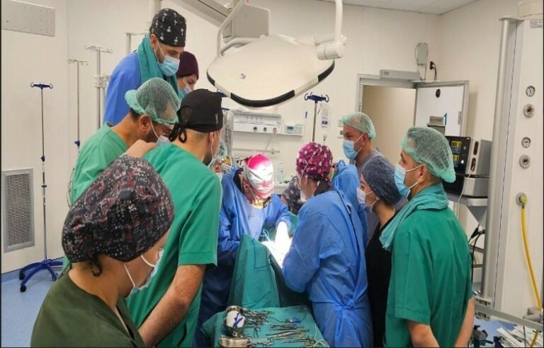 QKUK: Profesori nga Australia kryen operacione të komplikuara tek fëmijët