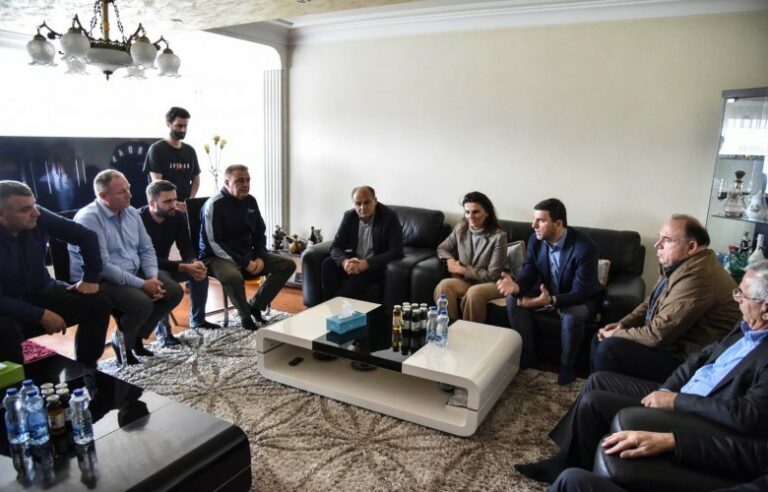 Krasniqi viziton familjen e Kilajt në Malishevë