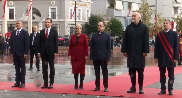 Kurti pjesëmarrës në ceremoninë e ngritjes së flamurit në Vlorë me rastin e përvjetorit të pavarësisë së Shqipërisë