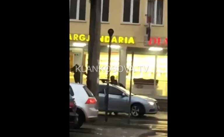 Pamje nga çasti i plaçkitjes në Suharekë – përdoren armë të gjata (VIDEO)