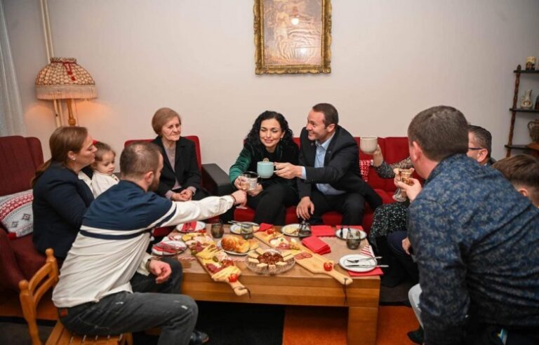 Osmani për Krishtlindje në familjen Laçi në Prizren