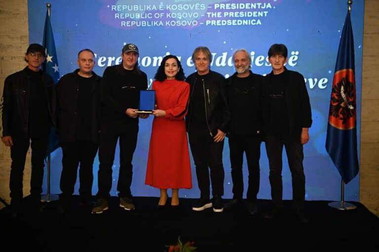 Presidentja nderon me medalje rock grupet e viteve ’80