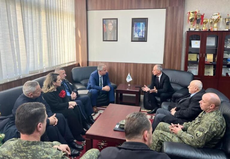 Syla vizitoi Suharekën dhe Prizrenin, qëllim thellimi i bashkëpunimit dhe mbështetja ushtarake për civilët
