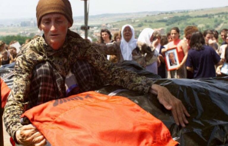 Kurti kujton 25 vjetorin e masakrave serbe në Gjakovë e Rahovec