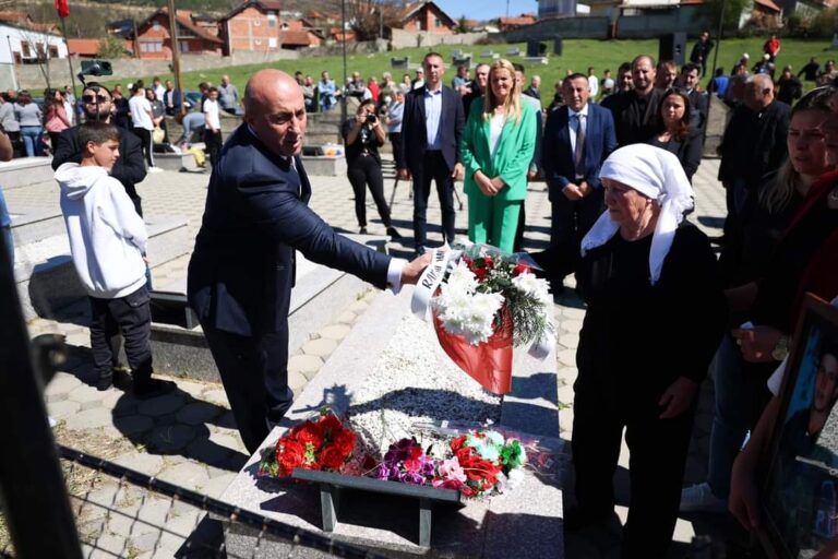 Haradinaj kujton dëshmorët e martirët e Rahovecit