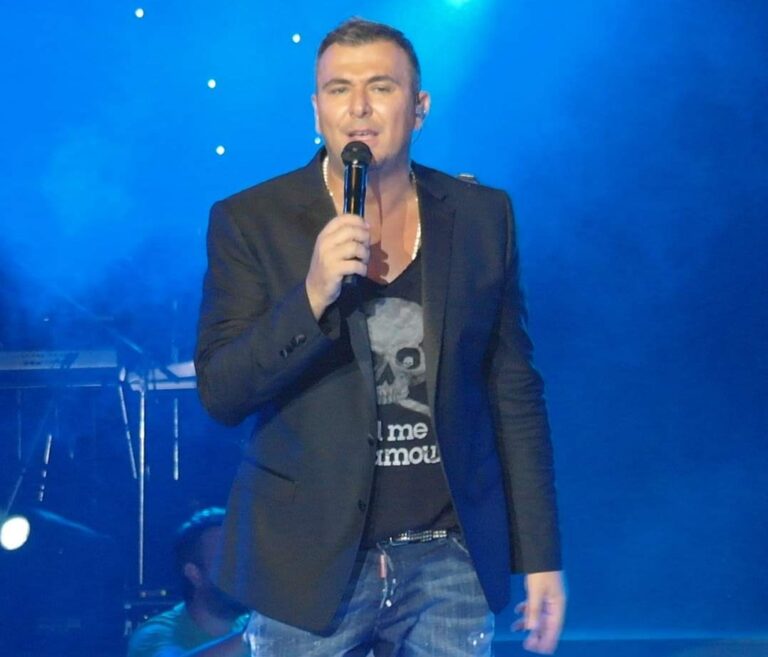 Këngëtari mesazh shqiptarëve: Kërkoj falje që Greqia ju ka lënduar!