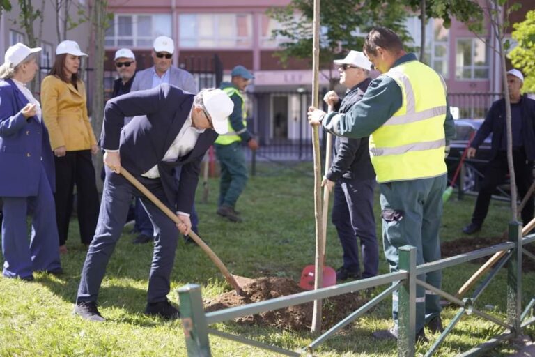 Aksion simbolik në Prizren: Mbillen 30 fidanë në shenjë të Ditës së Tokës