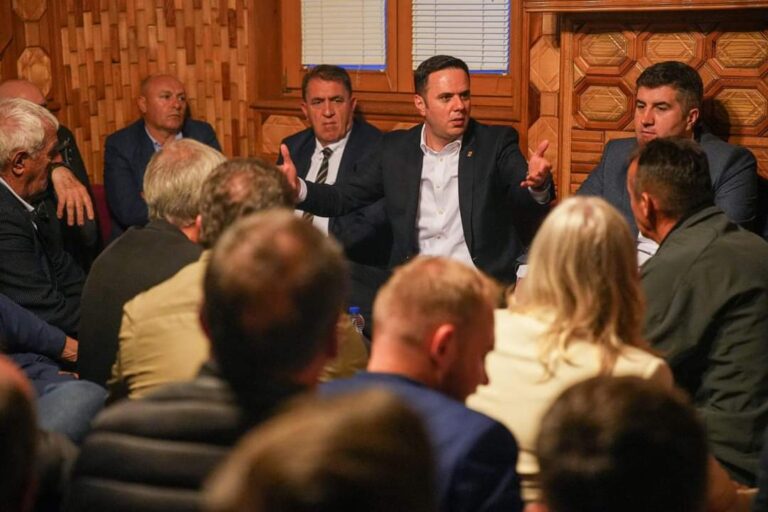 Abdixhiku nga Suhareka godet Kurtin: Nuk është patriotizëm me të ikë 50 mijë njerëz nga Kosova