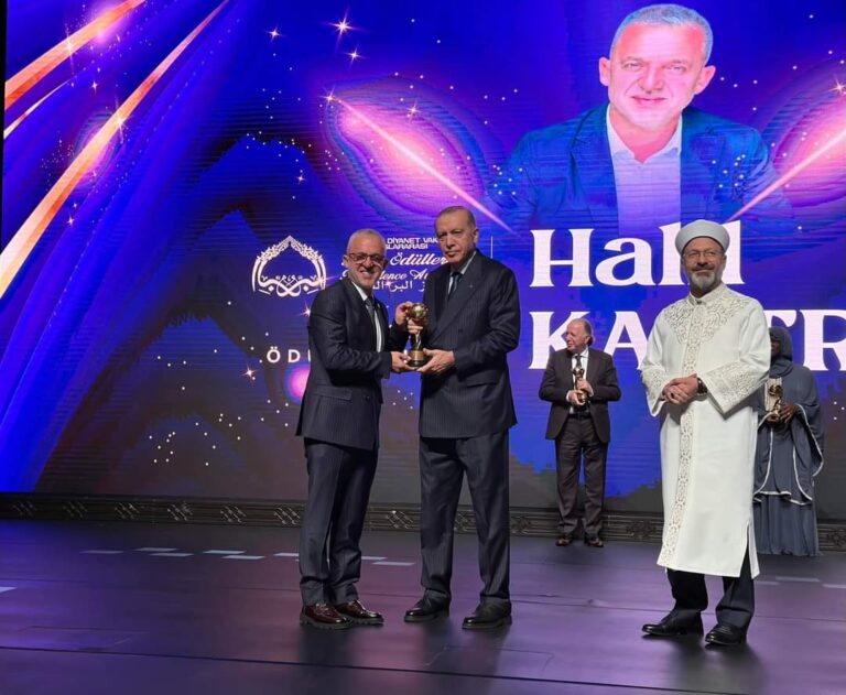 Erdogan e nderon Halil Kastratin me “Çmimin e Mirësisë”
