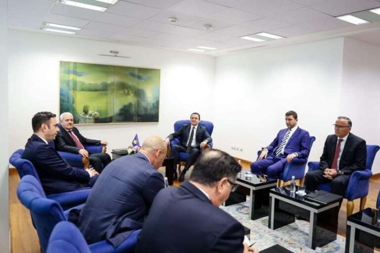 Kurti fton në darkë pune liderët e partive opozitare: Krasniqi, Abdixhiku dhe Haradinaj ende pa përgjigje