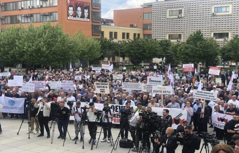 Protestuesit kërkuan dialog dhe rritje të pagave për së paku 30 për qind