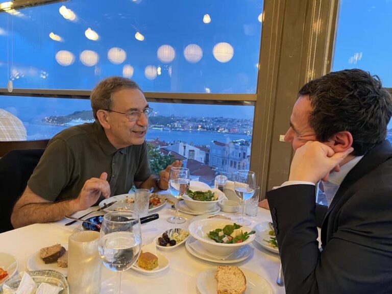 Kryeministri Kurti darkon me romancierin, Orhan Pamuk