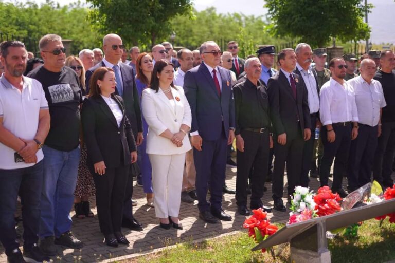 Përkujtimi i 25 vjetorit të çlirimit të Prizrenit: Homazhe në varrezat e dëshmorëve në Landovicë