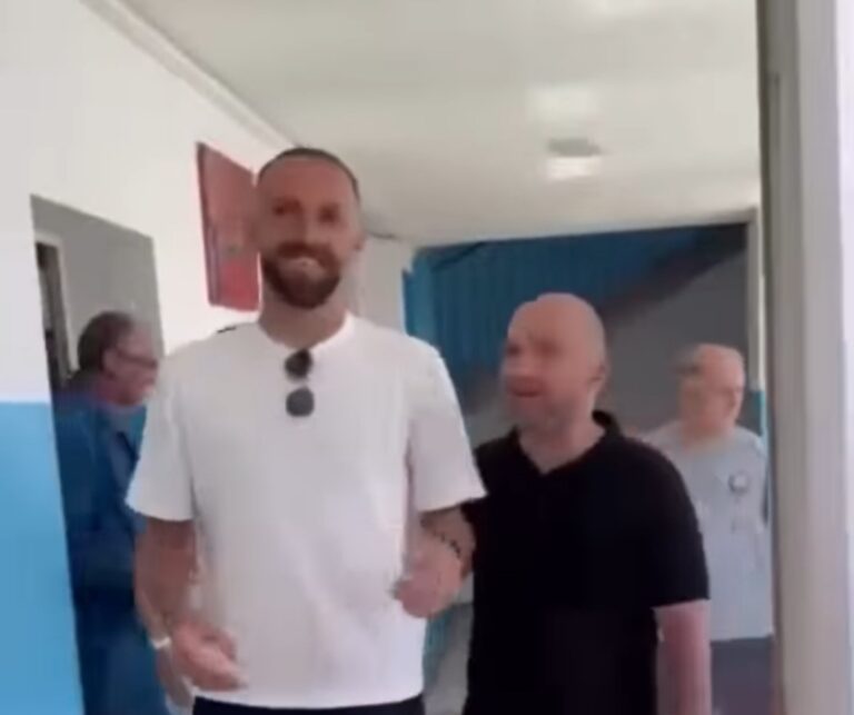 Vedat Muriqi viziton shkollën ku ka mësuar në Prizren