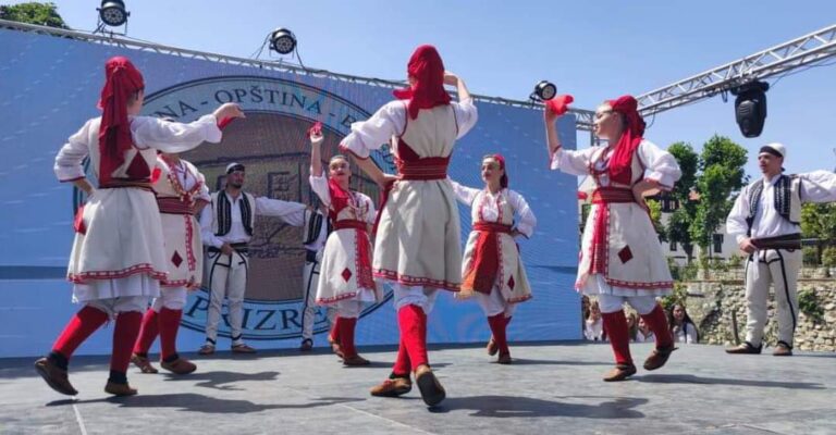 Festimet për Ditën e Çlirimit në Prizren: Shfaqje folklorike në Shadërvan