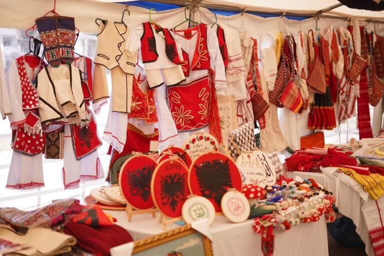 Gratë zejtare shpalosin produktet artizanale në panairin që po mbahet në Prizren