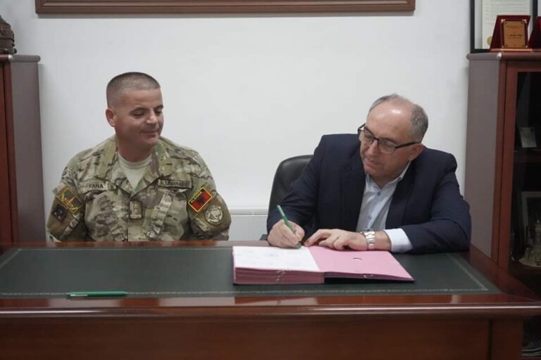 Totaj nënshkruan memorandum bashkëpunimi me KFOR-in shqiptar dhe italian
