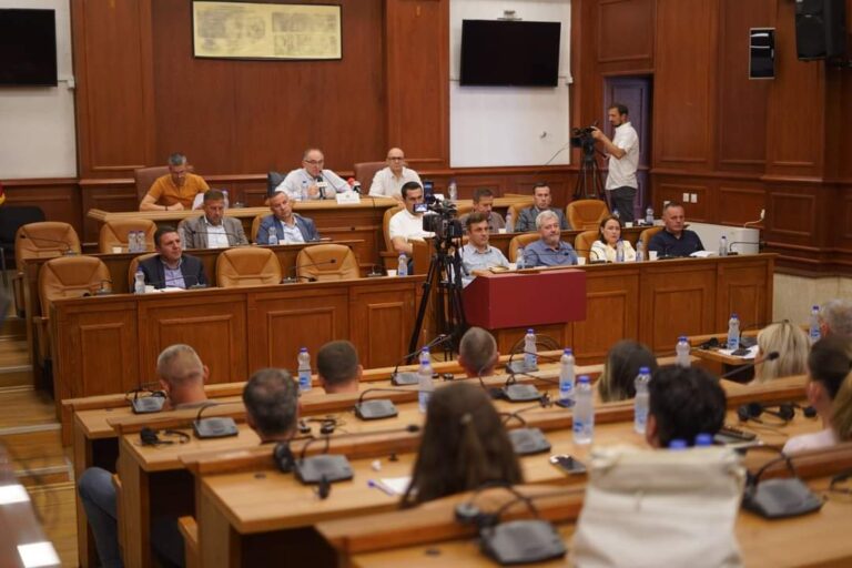 Vijojnë përplasjet opozitë-Ekzekutiv në Kuvendin e Prizrenit, Totaj refuzon pyetjet e LVV-së