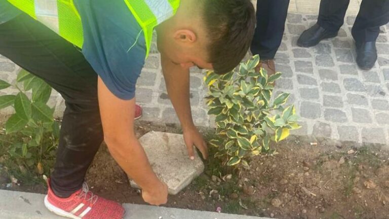Inspektorët e Prizrenit largojnë materialet e vendosura në hapësirat publike