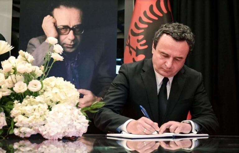 Kurti bëri homazhe pranë arkivolit të Ismail Kadaresë