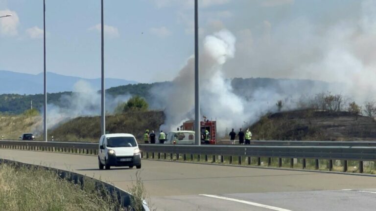 Digjet një veturë në autostradë (foto)