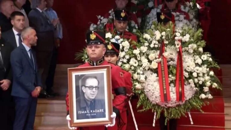 Ismail Kadare përcillet për në banesën e fundit me duartrokitje dhe lule të bardha mbi arkëmort