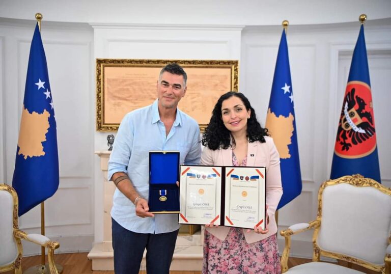 Osmani ia jep Medaljen Presidenciale të Meritave rock grupit ‘Oda’