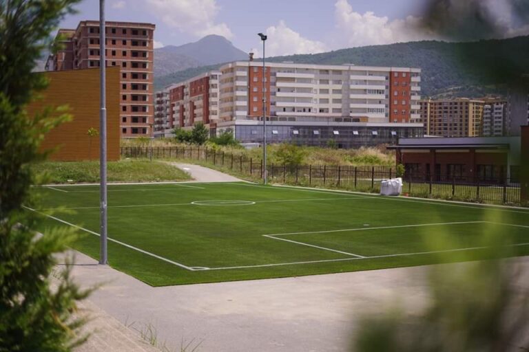 Prizren: Përfundon ndërtimi i fushës së futbollit në Shkollën e Mjekësisë ‘Luciano Motroni’