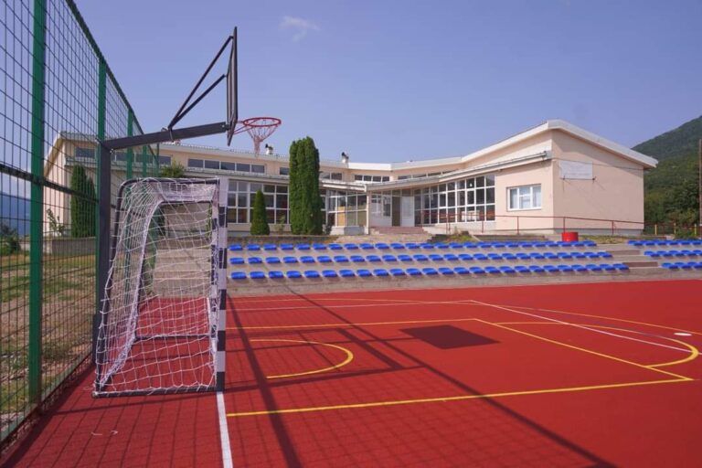 Përfundon ndërtimi i fushës sportive në shkollën ‘Vëllezërit Frashëri’ në Planejë