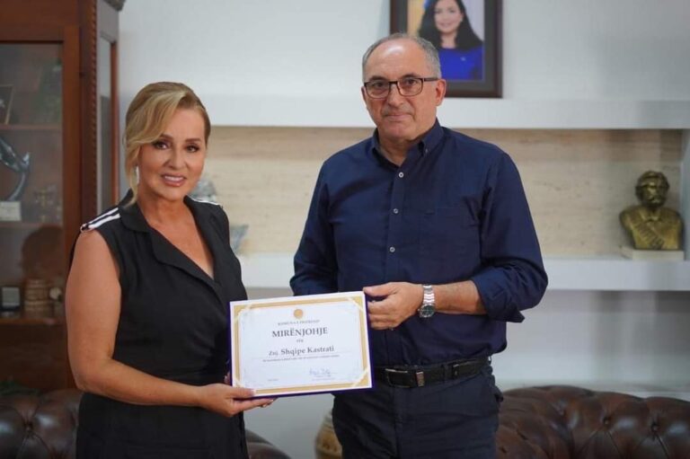 Shqipe Kastrati nderohet nga kryetari i Prizrenit për kontributin në kultivimin e këngës shqipe