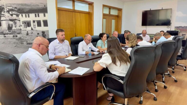 Kryetari i Rahovecit mban takimin me drejtorët, diskutojnë për ecurinë e punëve