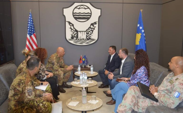 Kastrati priti kolonelin Rocco Mundo të KFOR-it