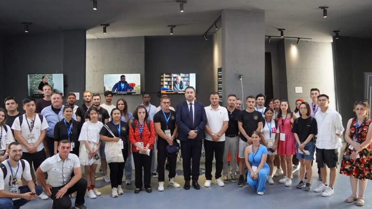 Studentë nga 41 shtete të ndryshme vizitojnë Muzeun e Masakrës së Krushës së Madhe dhe Shtëpinë Muze të Ukshin Hotit