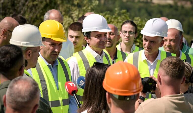 Kurti publikon pamje nga ndërtimi i rrugës Prizren-Tetovë: Po lidhim dy qytete historike