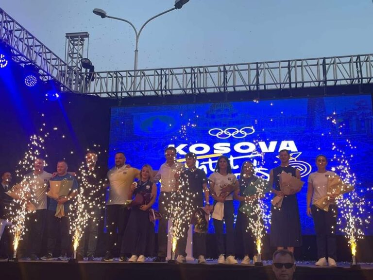 Me lule në dorë: Kosova mirëpret sportistët që bënë sërish historinë në “Paris 2024”